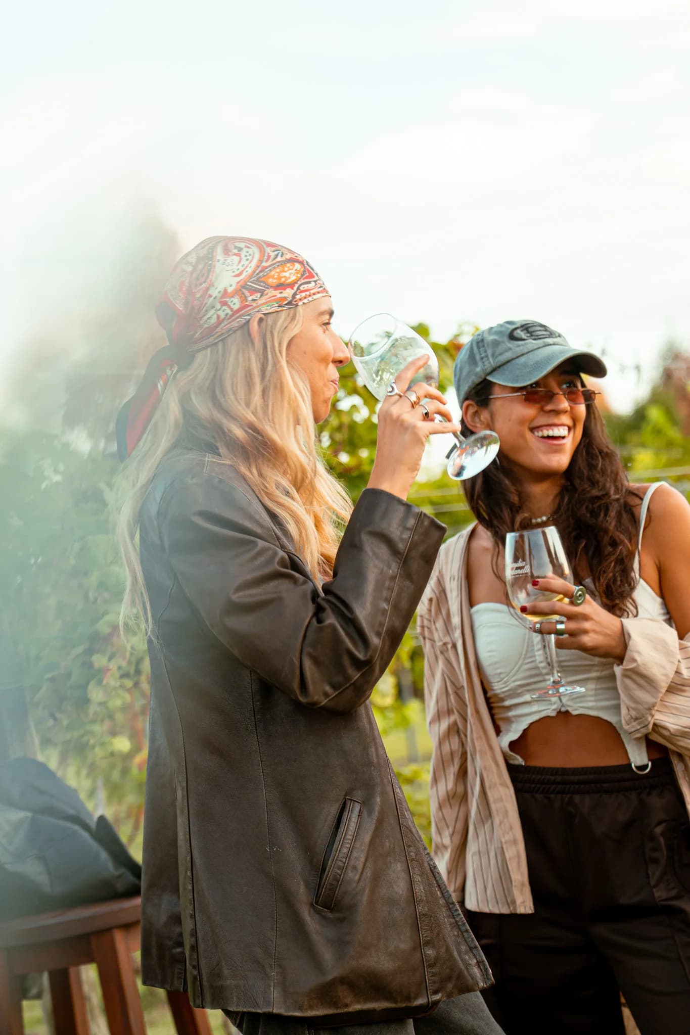 Dos personas con copas de vino